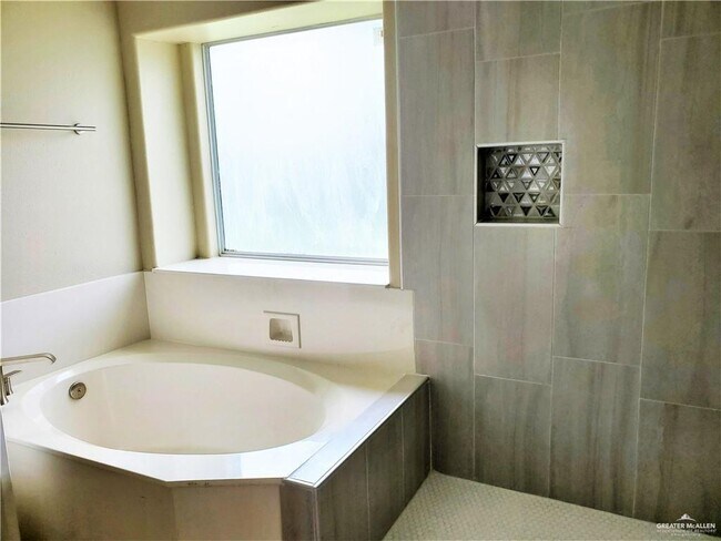 Building Photo - 16 Wisteria Ave