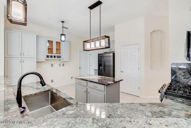 Building Photo - 813 W American Eagle Dr