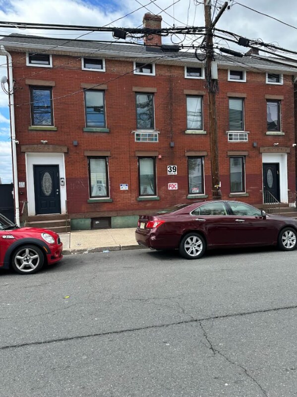 Primary Photo - 39 Throop Ave
