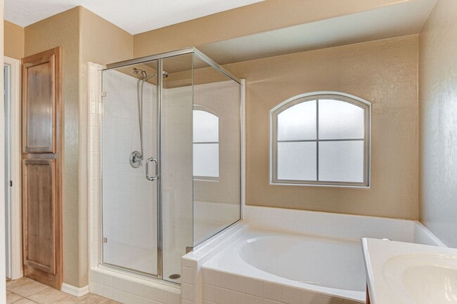 Building Photo - Gorgeous 4 bedroom near Aliante!