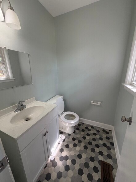 Building Photo - 127 Oak Circle Dr