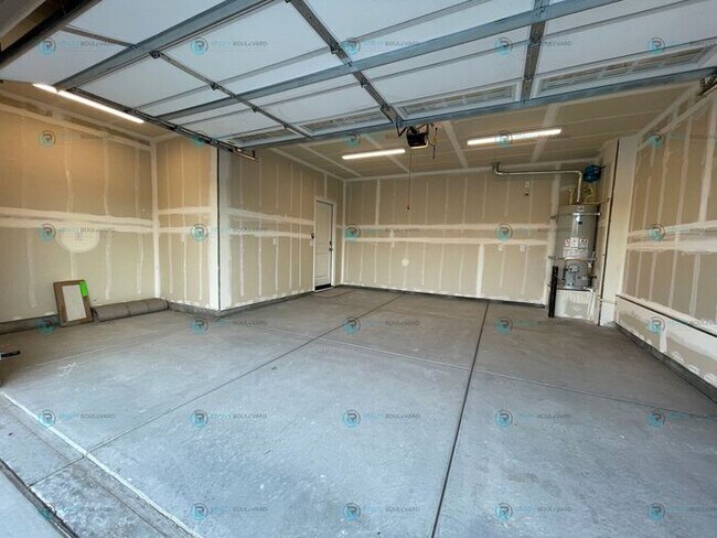 Building Photo - Half month FREE!!! Luxury and Convenience: Fully Equipped 3-Bedroom 2.5 Bathroom 2 car garage Con...