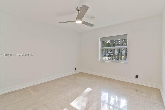 Building Photo - 1222 Manor Ct