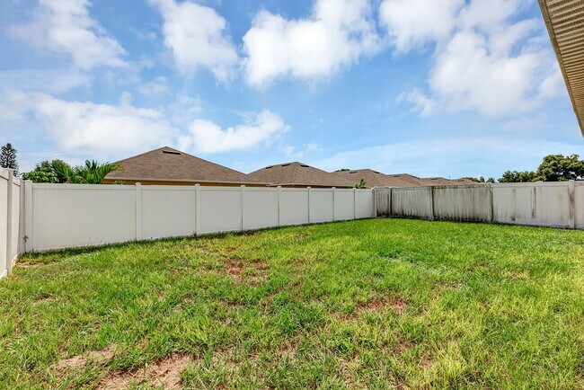 Building Photo - Sunny, Move-In Ready 4-Bed Home in Winter Haven with Modern Finishes and Two-Car Garage