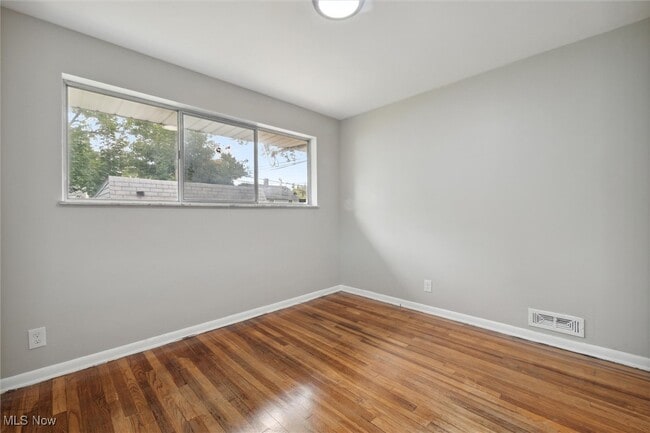 Building Photo - 5339 Elmwood Ave