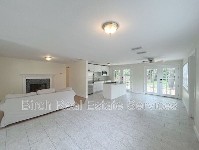 Building Photo - 608 Tangerine Ave