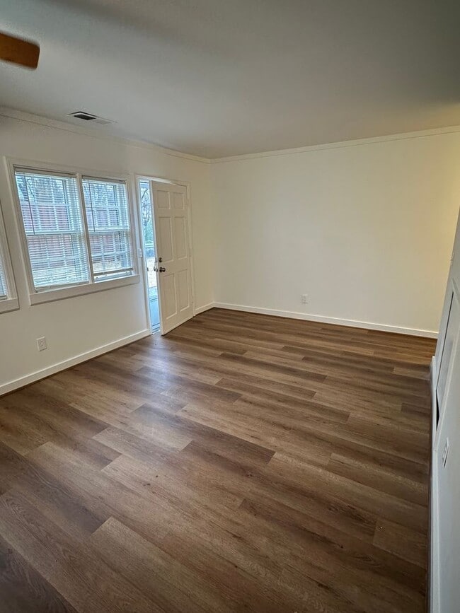 Building Photo - 722 Holly St