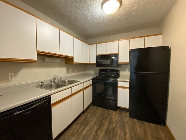 Building Photo - $1,050 | 2 Bedroom, 1 Bathroom Apartment | No Pets | Available for August 1st Move In!