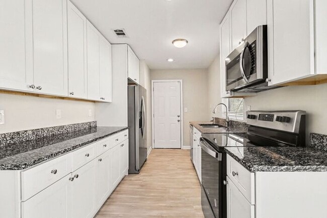 Building Photo - Newly Renovated 3BR/1BA SE Atlanta Gem!