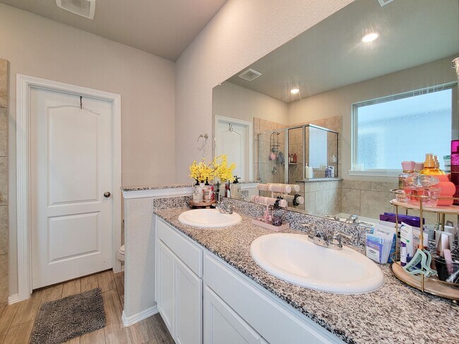 Building Photo - Beautifully updated 5-bedroom, 3.5-bath home located on a quiet cul-de-sac in a desirable Houston...