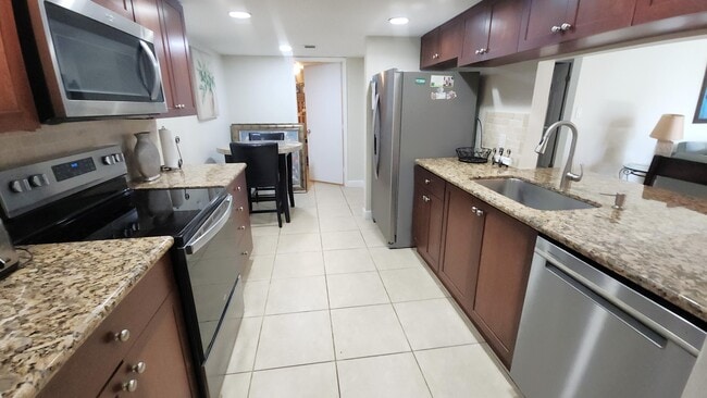 Building Photo - 1915 Lavers Cir