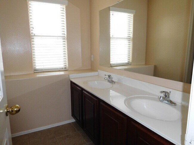 Building Photo - Huge 2700 SFT, Golf-view Community in Villages at Queen Creek!