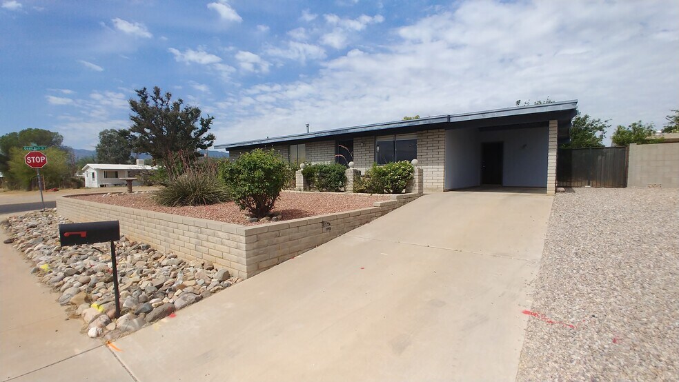 Well maintained, single story 3 bedroom 2 bath home. - 539 Mallard Cir W