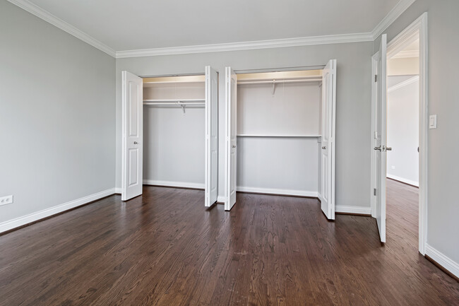 Building Photo - 1060 W Hollywood Ave