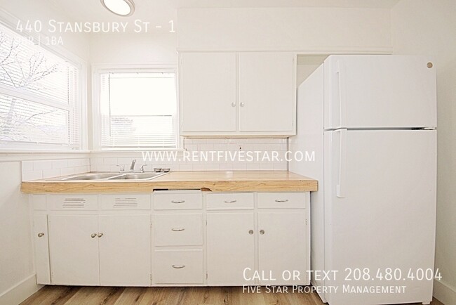 Building Photo - Charming 2 Bedroom Upstairs Apartment Avai...