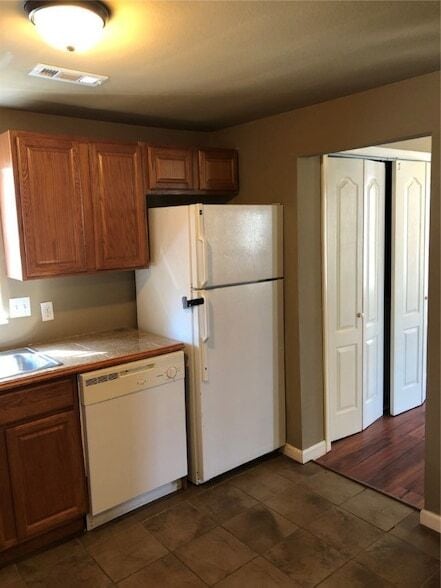 Building Photo - 581 S Ray Ave