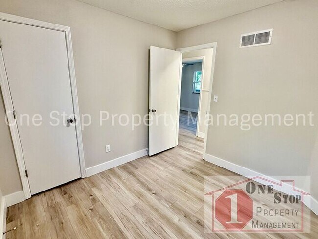 Building Photo - 4-Bedroom, 2.5-Bathroom home in Independence