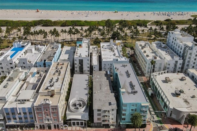 Building Photo - 713 Collins Ave