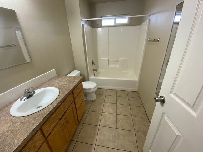 Building Photo - large 3 Bedroom 2.5 Bath Springfield duplex