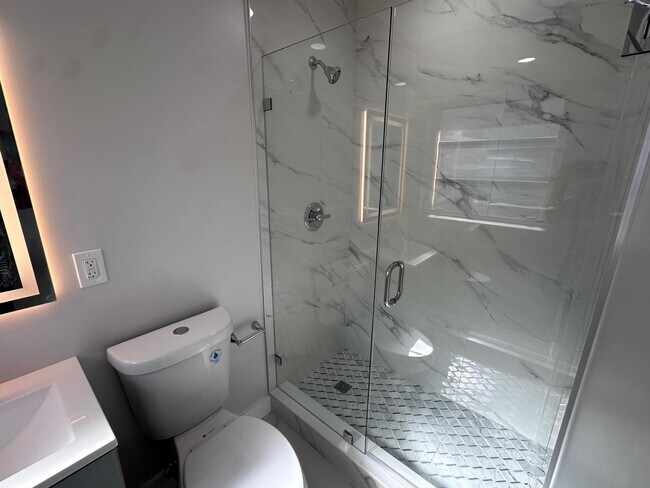 Building Photo - 40 NE 48th St