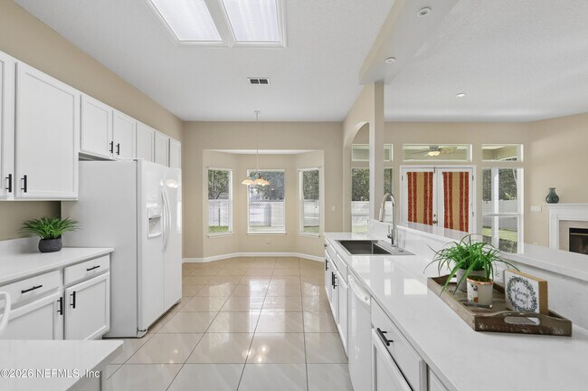 Building Photo - 2070 Thornhill Drive
