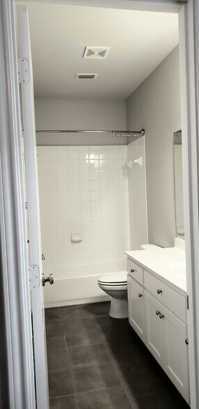 Another view of shared bath - 3426 W 4th St