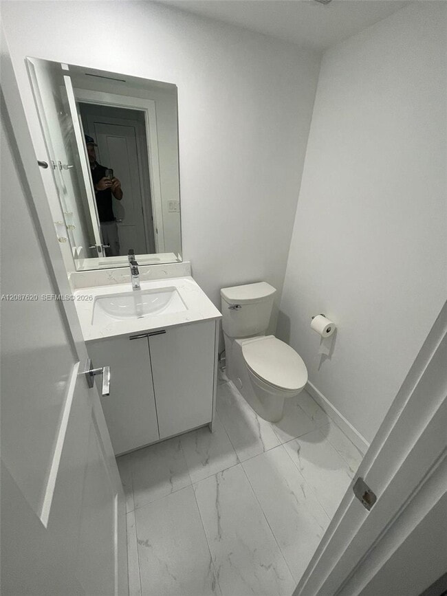 Building Photo - 100 Bayview Dr