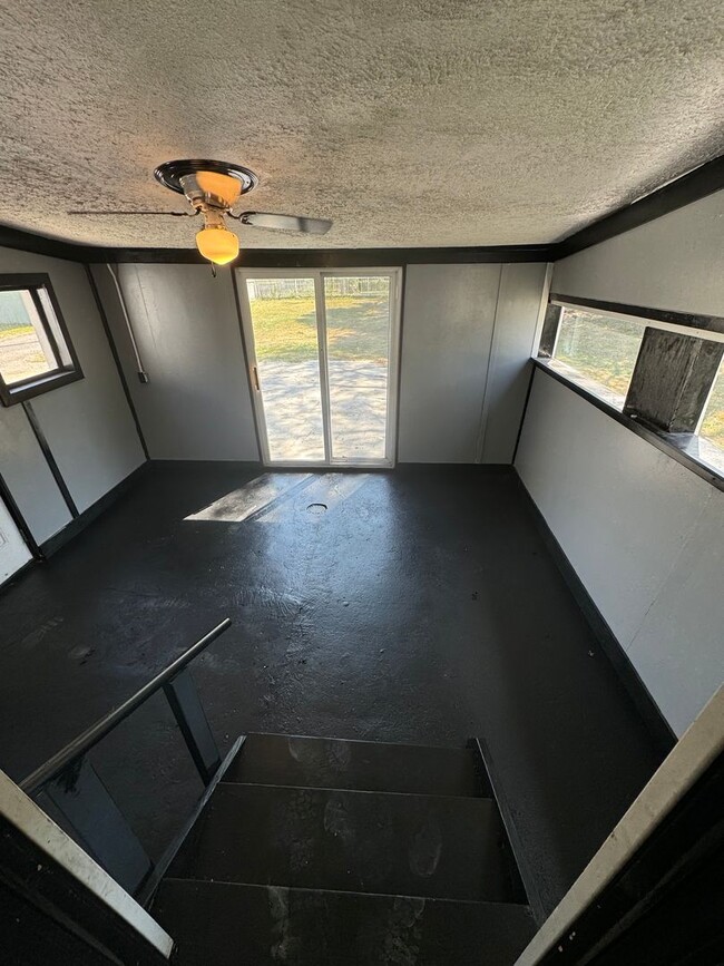 Building Photo - 4 Bedroom 1 Bathroom Just FULLY remodeled