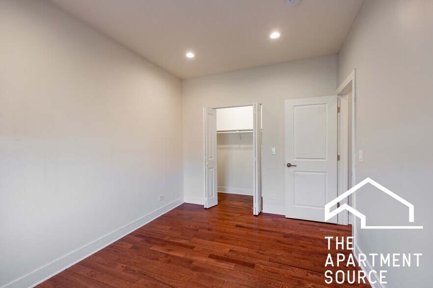 Building Photo - 1159 W Lunt Ave