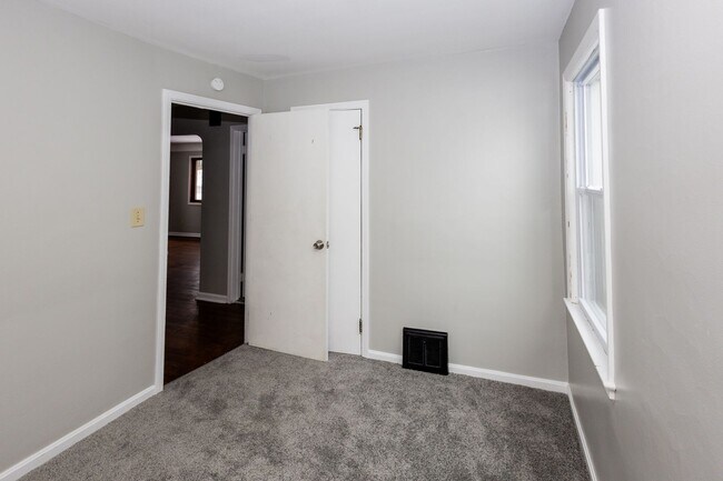 Building Photo - 5048 Claremont Blvd