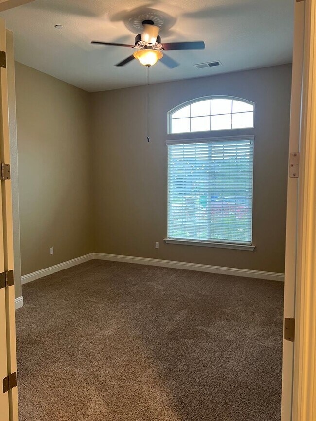 Building Photo - Beautiful Family Home