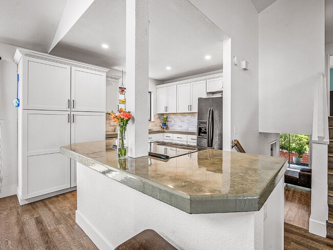 Building Photo - 23889 Oakmont Way