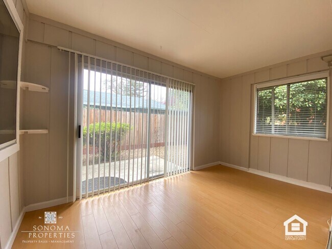 Building Photo - Inviting 1BD/1BA Apartment in Landscaped Sonoma Complex – Close to Everything!