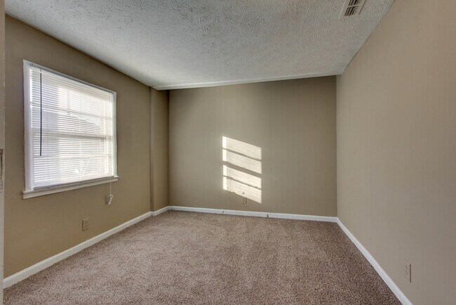 Building Photo - Murfreesboro 4 Bedroom/2 Bath HOUSE near MTSU