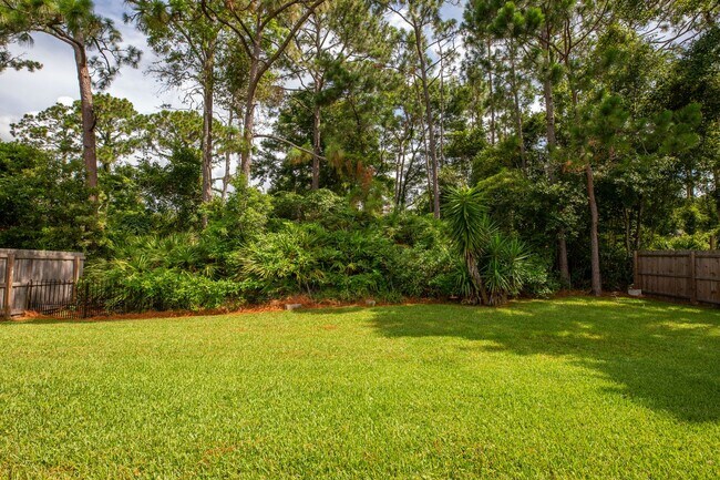 Building Photo - Stunning home in desirable neighborhood