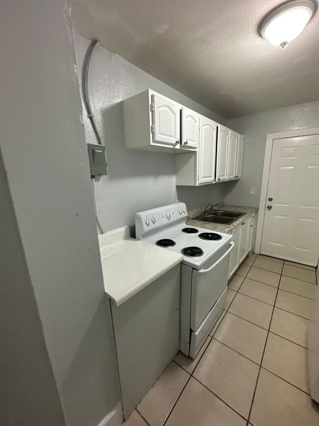 Building Photo - 2540/2542 Moncrief Rd