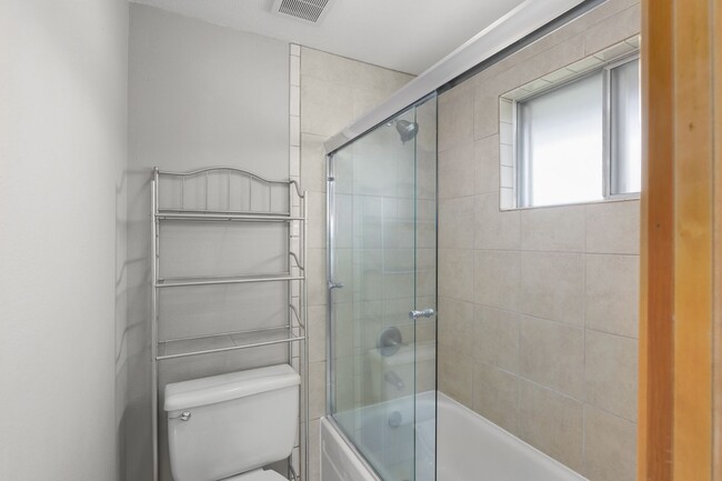 Building Photo - Charming 3 BR, 2 BR Mt. Pleasant Home.
