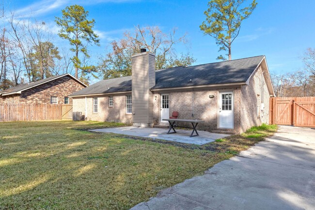 Building Photo - Charming and Fully Renovated Brick Ranch