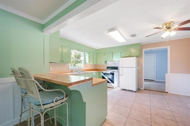 Building Photo - 300 Colson Ave