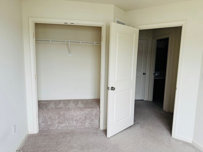 Building Photo - Spacious 3BR Townhome in Middletown