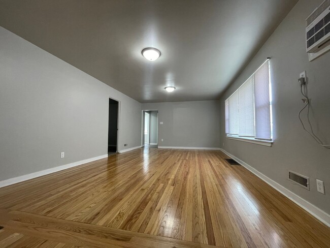 Building Photo - 4 Bedroom 1.5 Bath Home In Gary, IN