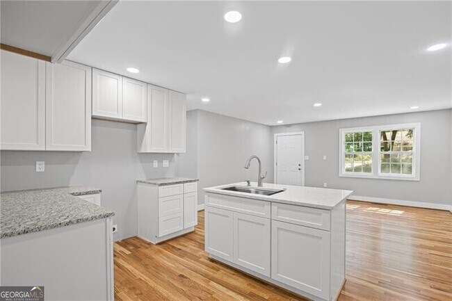 Building Photo - 2889 Macon Dr SW