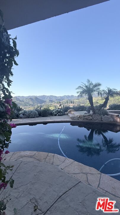 Building Photo - 987 Brookview Ave