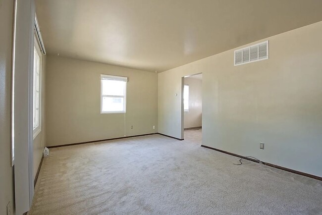 Building Photo - 3 Bedroom House!