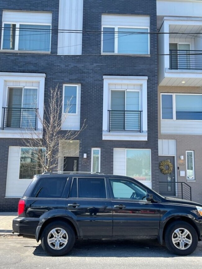 Building Photo - Olde Kensington Condo