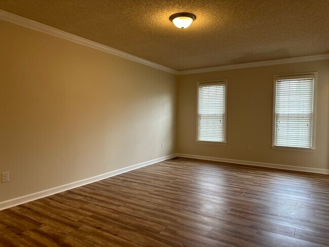 Building Photo - 328 Brookside Ct