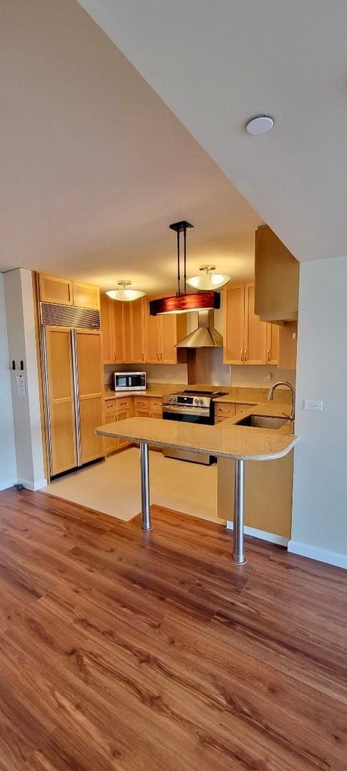 Building Photo - MOANA PACIFIC 2 BEDROOM! NEW WOOD FLOORS!