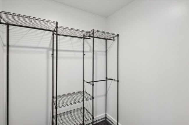 Building Photo - MOVE-IN READY! (Pet Friendly)