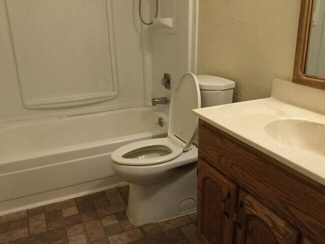 Building Photo - Very Cute and Spacious 3 BD & 2.5 Bath Home located in Kirkland-Finn Hill!