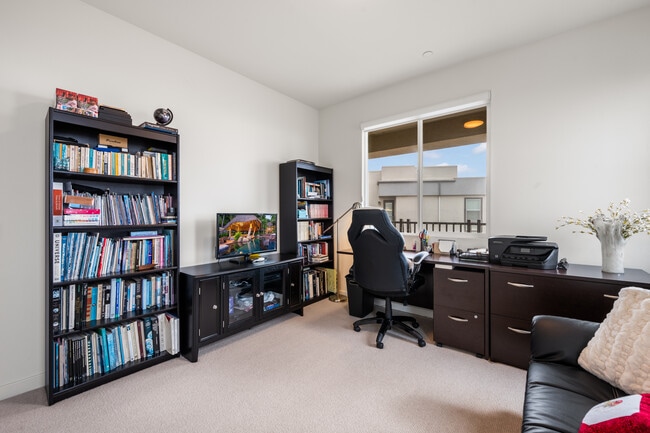 Building Photo - 1068 Hampton Dr